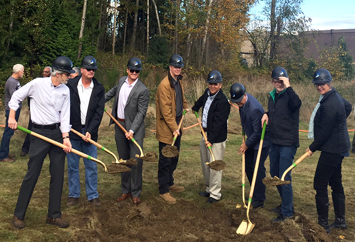 blogfeatured-image-twinlakeslanding-groundbreaking-shovels